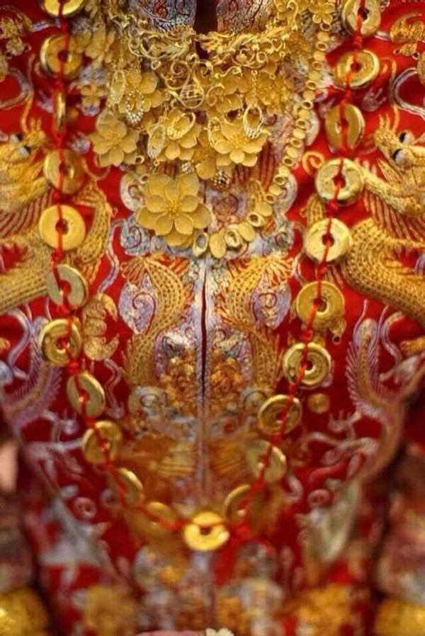 Những cô dâu vàng chỉ trực gãy cổ vì đeo quá nhiều của hồi môn trên người - Ảnh 3. Những cô dâu vàng chỉ trực gãy cổ vì đeo quá nhiều của hồi môn trên người - Ảnh 3.