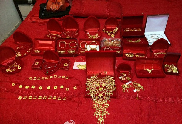 Những cô dâu vàng chỉ trực gãy cổ vì đeo quá nhiều của hồi môn trên người - Ảnh 23. Những cô dâu vàng chỉ trực gãy cổ vì đeo quá nhiều của hồi môn trên người - Ảnh 23.