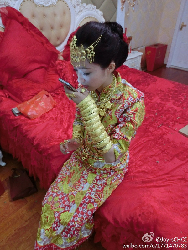 Những cô dâu vàng chỉ trực gãy cổ vì đeo quá nhiều của hồi môn trên người - Ảnh 17. Những cô dâu vàng chỉ trực gãy cổ vì đeo quá nhiều của hồi môn trên người - Ảnh 17.