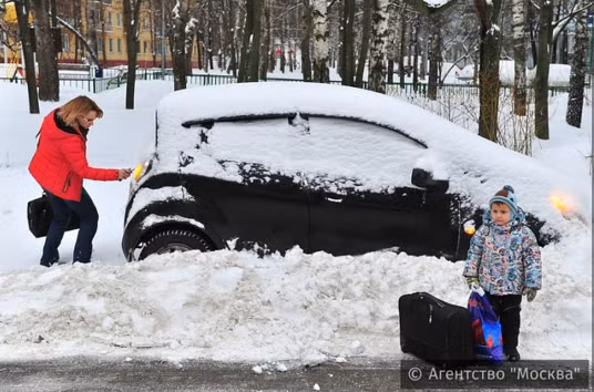 Tuyết rơi bất thường giữa mùa Xuân làm tê liệt cả Moskva