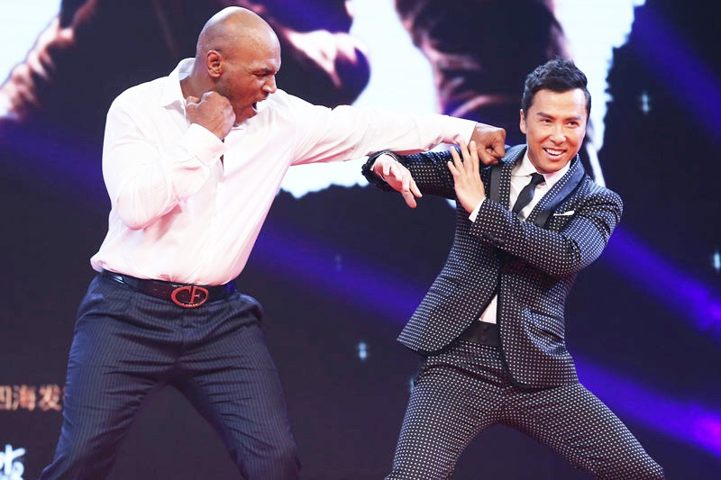 Mike Tyson và Chân Tử Đan trong buổi họp báo vào ngày 1/3 tại Bắc Kinh. Ảnh: Sina.