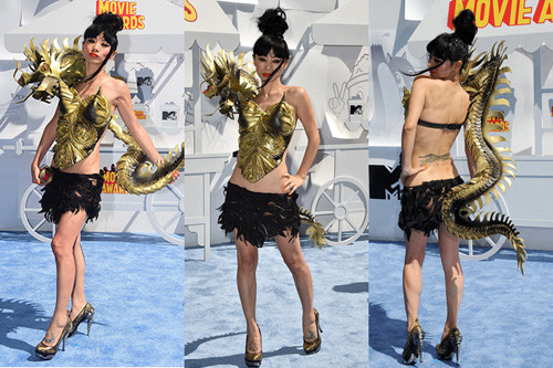 Váy áo đáng sợ của thảm họa thời trang châu Á ảnh 5 vay ao dang so cua tham hoa thoi trang chau a - 5