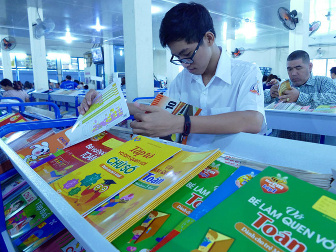 HS tìm mua SGK. Ảnh minh họa/ INT HS tìm mua SGK. Ảnh minh họa/ INT