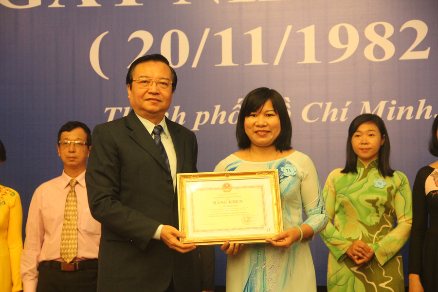 Nhà giáo Võ Thị Huyền, Hiệu trưởng Trường THPT Giồng Ông Tố nhận bằng khen của Bộ GD&ĐT