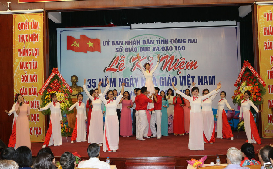 Ngành GD-ĐT Đồng Nai kỷ niệm 35 năm Ngày Nhà giáo Việt Nam ảnh 1