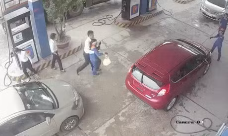 Cach chuc can bo ngan hang hanh hung nhan vien cay xang - Anh 1