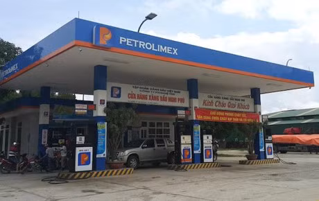 Cach chuc can bo ngan hang hanh hung nhan vien cay xang - Anh 2