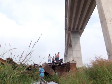Đang đi, người đàn ông bất ngờ nhảy cầu Rạch Miễu - Ảnh 1 Dang di, nguoi dan ong bat ngo nhay cau Rach Mieu - Anh 1