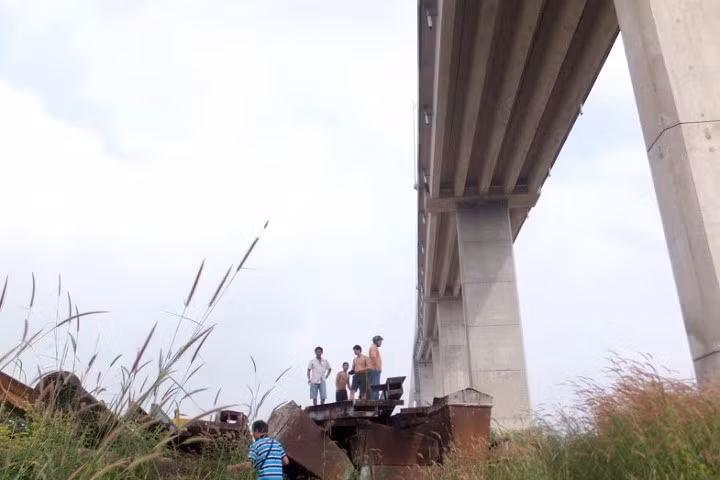 Đang đi, người đàn ông bất ngờ nhảy cầu Rạch Miễu