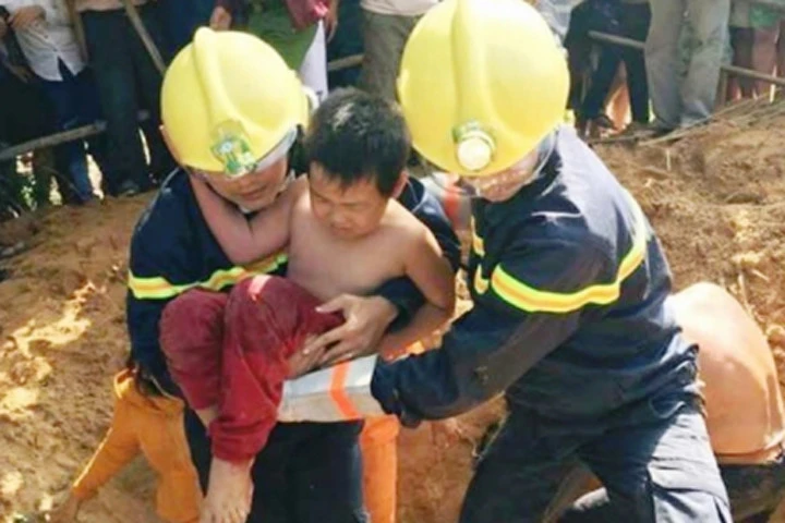 Khoan bê tông giải cứu cháu bé lọt dưới hố sâu
