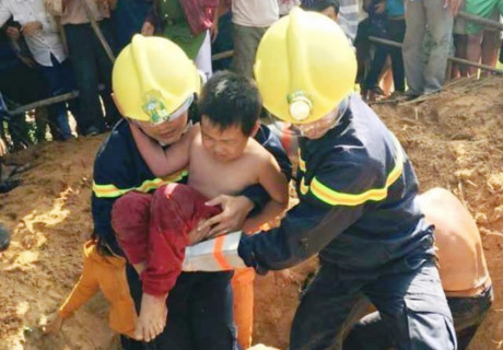 Khoan bê tông giải cứu cháu bé lọt dưới hố sâu - Ảnh 1 Khoan be tong giai cuu chau be lot duoi ho sau - Anh 1