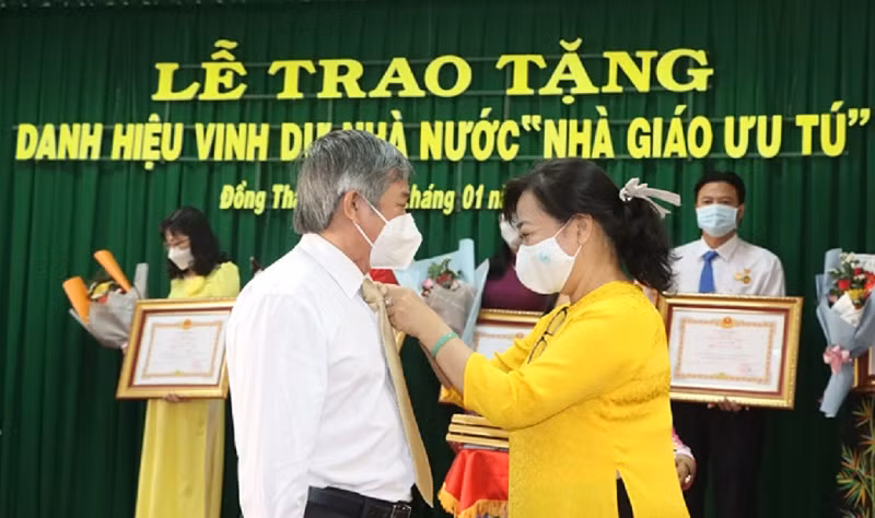 Bà Nguyễn Thúy Hà, Giám đốc Sở GD&ĐT Đồng Tháp trao danh hiệu Nhà giáo Ưu tú cho các nhà giáo. Ảnh: V. Khương