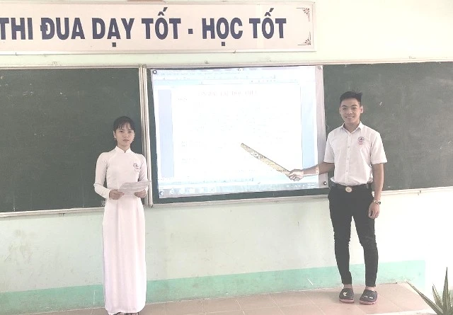 Học sinh Trường THPT Phú Điền, Tháp Mười, Đồng Tháp trong giờ học Ngữ văn.