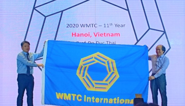 GS.TS Đỗ Đức Thái, trưởng đoàn Việt Nam đã nhận cờ đăng cai từ Ban tổ chức cuộc thi WMTC 2020.