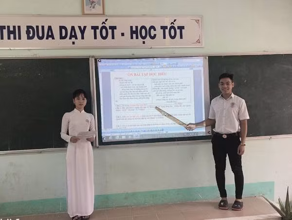 Học sinh Trường THPT Phú Điền trong giờ học Văn.