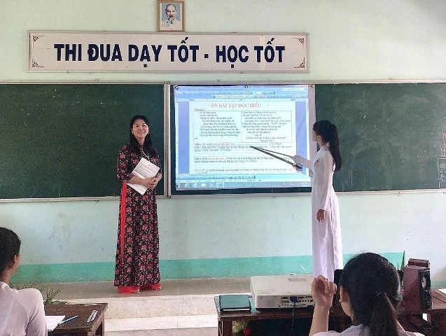 Tiết ôn tập phần đọc hiểu của thầy và trò trường THPT Phú Điền.