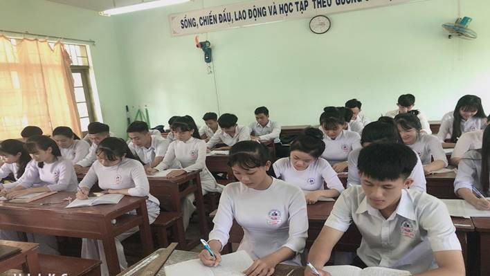 Học sinh Trường THPT Phú Điền trong giờ học Văn. Học sinh Trường THPT Phú Điền trong giờ học Văn.