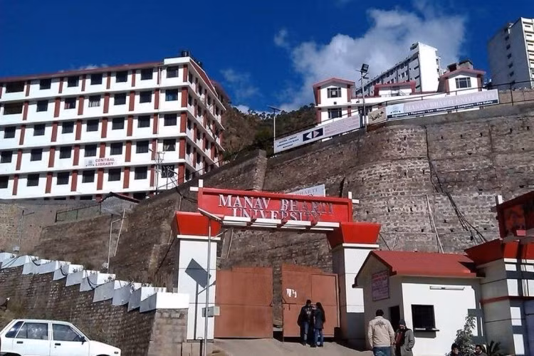 Cổng ĐH Manav Bharti (MBU).