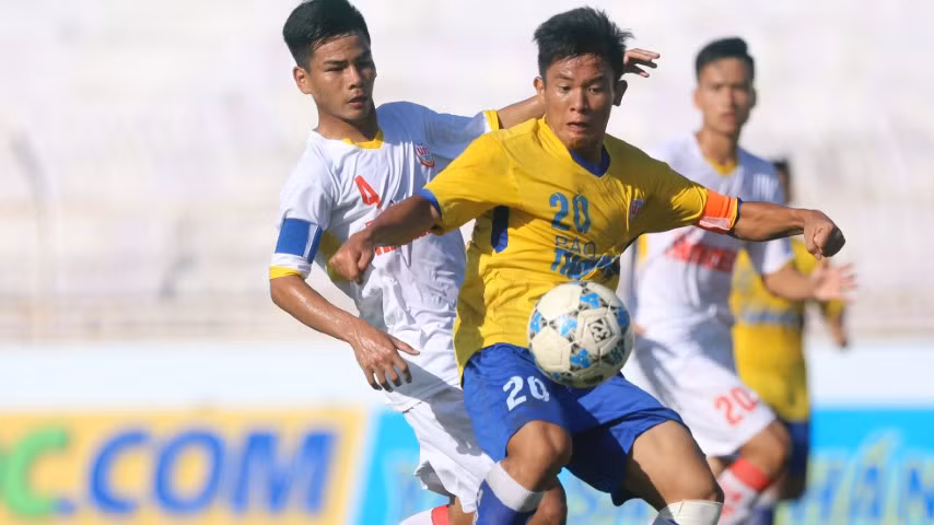 Lê Văn Xuân đeo băng đội trưởng PVF tham dự giải trẻ quốc gia.