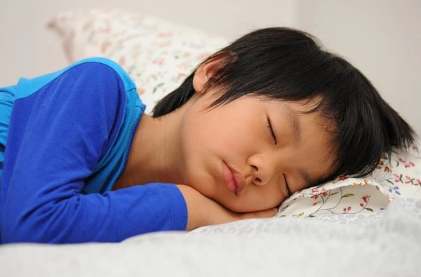 Trẻ cần được đi ngủ đúng giờ để ngủ đủ giấc và nạp năng lượng cho một ngày mới.