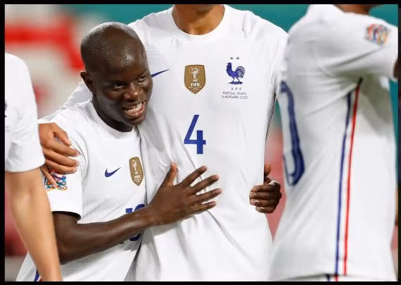 Kante cùng các đồng đội ăn mừng bàn thắng duy nhất cho tuyển Pháp.