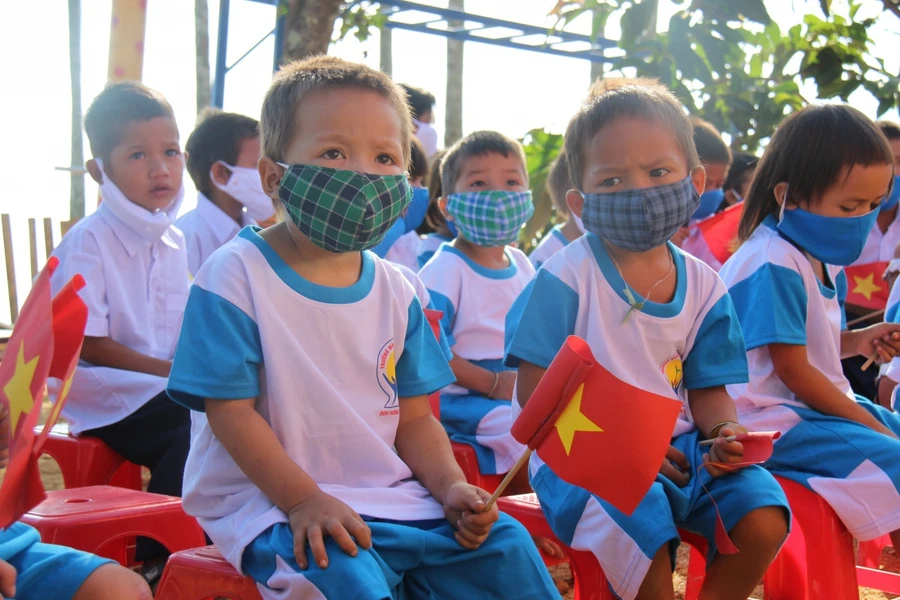 Học sinh điểm trường Tắk Pổ nhận được nhiều quan tâm và hỗ trợ của các mạnh thường quân và các tổ chức, đội nhóm