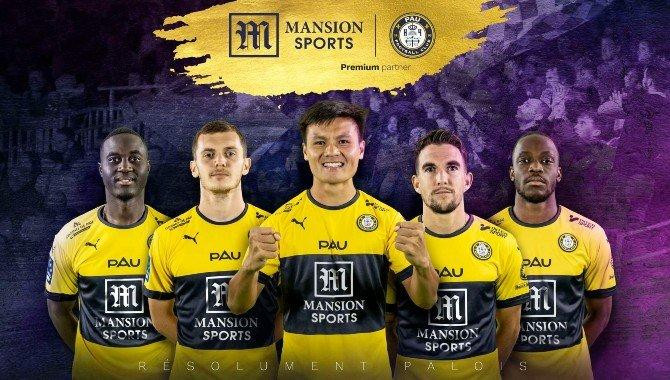 Quang Hải cùng các đồng đội tại PAU FC mặc áo đấu mang thương hiệu Mansions
