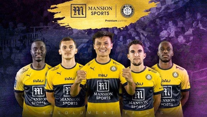 Quang Hải cùng các đồng đội tại PAU FC mặc áo đấu mang thương hiệu Mansions