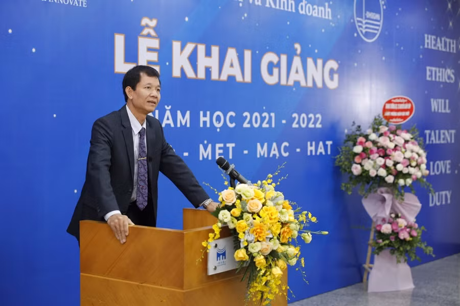 PGS.TS Hoàng Đình Phi - Chủ nhiệm Khoa Quản trị và Kinh doanh (HSB) - phát biểu tại lễ khai giảng.