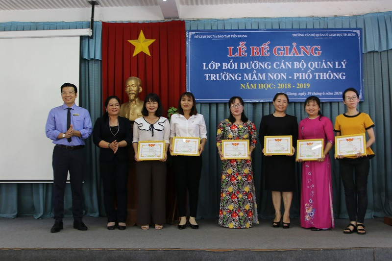 Trao giấy khen cho học viên tốt nghiệp loại giỏi Trao giấy khen cho học viên tốt nghiệp loại giỏi