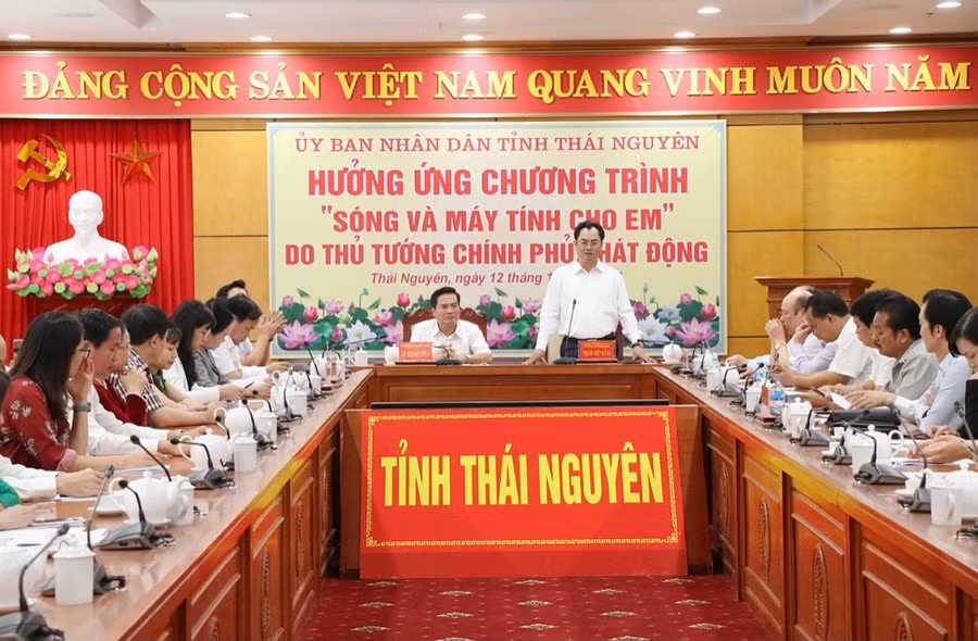 Ông Trịnh Việt Hùng, Ủy viên dự khuyết Ban Chấp hành Trung ương Đảng, Phó Bí thư Tỉnh ủy, Chủ tịch UBND tỉnh phát biểu tại Chương trình