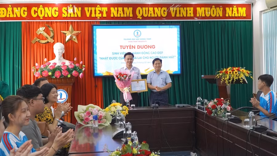 Thạc sĩ Cao Dao Thép - Phó Hiệu trưởng Trường ĐH Đồng Tháp trao giấy khen và tiền thưởng cho sinh viên Nguyễn Minh Toàn.