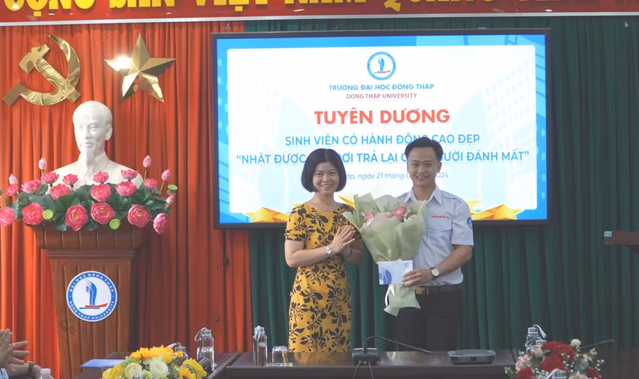 Lãnh đạo Khoa Giáo dục Tiểu học - Mầm non khen thưởng sinh viên Nguyễn Minh Toàn.