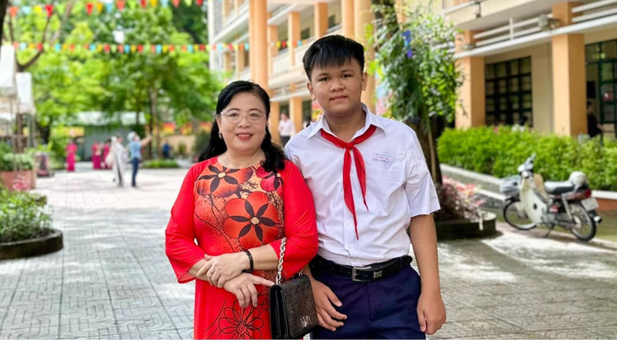 Cô Đinh Thị Thanh Thương luôn được học trò yêu quý. Cô Đinh Thị Thanh Thương luôn được học trò yêu quý.