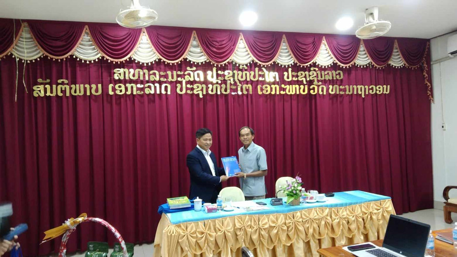 Trường ĐH Đồng Tháp trao tặng ĐH Champasack tủ sách Tiếng Việt.