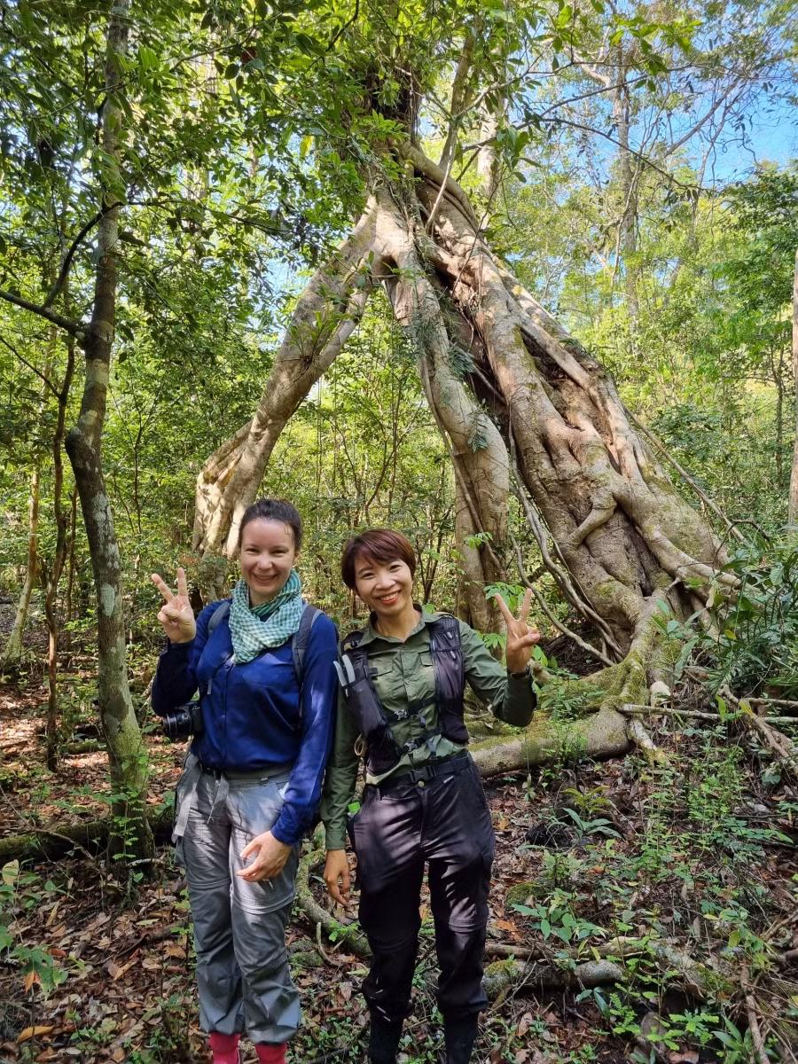 Hướng dẫn viên Ká Tuyền (phải) rất yêu rừng và đam mê với nghề hướng dẫn viên. Ảnh: NVCC.