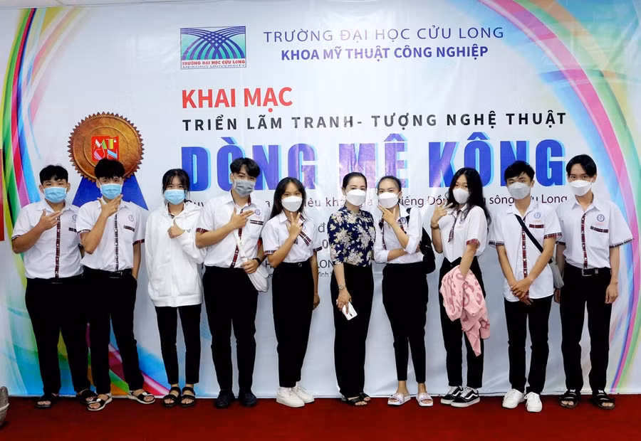 Học sinh tham gia các hoạt động tại Ngày hội tư vấn hướng nghiệp và tuyển sinh.