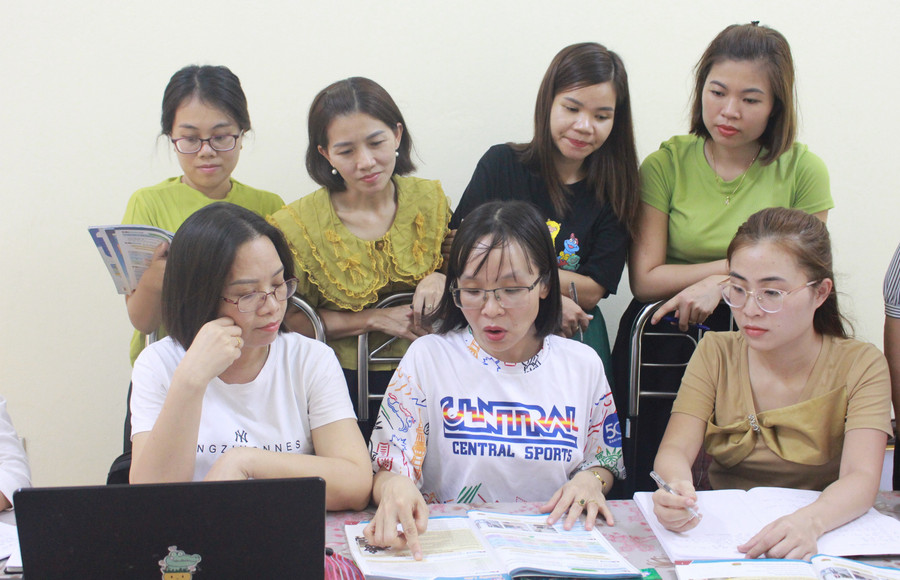 Tổ Ngoại ngữ - Trường THPT Định Hóa, huyện Định Hóa, tỉnh Thái Nguyên tổ chức sinh hoạt chuyên môn cho giáo viên. Ảnh: Phương Thảo Tổ Ngoại ngữ - Trường THPT Định Hóa, huyện Định Hóa, tỉnh Thái Nguyên tổ chức sinh hoạt chuyên môn cho giáo viên. Ảnh: Phương Thảo