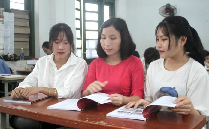 Cô giáo Nguyễn Ngọc Hà (giữa) Trường THPT Hoàng Quốc Việt (Thái Nguyên) thổi hồn đam mê lịch sử cho trò. Ảnh: NVCC