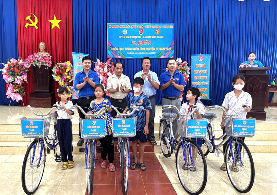 Trao quà "Tiếp bước đến trường" cho học sinh khó khăn. Trao quà "Tiếp bước đến trường" cho học sinh khó khăn.