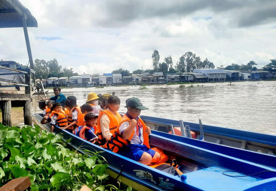 Đưa rước học sinh vùng lũ đến trường hạn chế bỏ học giữa chừng.