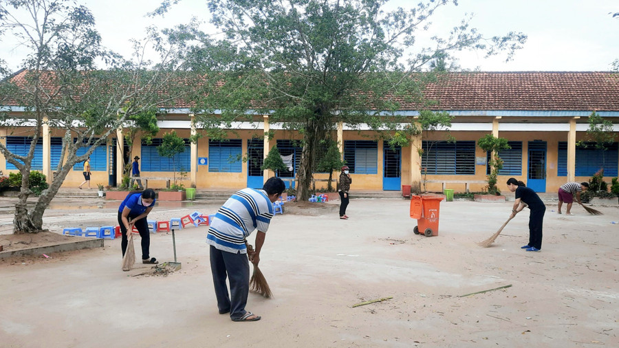 Cán bộ, giáo viên làm vệ sinh khuôn viên trường lớp chuẩn bị khai giảng năm học mới. Cán bộ, giáo viên làm vệ sinh khuôn viên trường lớp chuẩn bị khai giảng năm học mới.