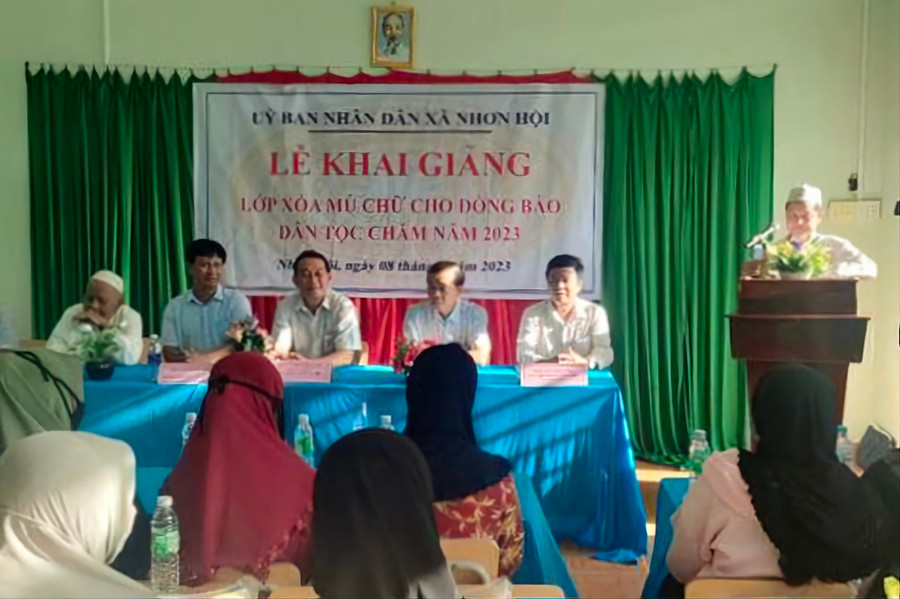 An Giang mở nhiều lớp xóa mù chữ dành cho người dân tộc thiểu số.