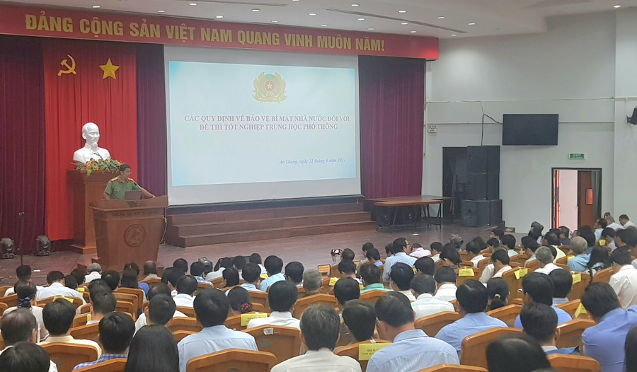 Đại diện Công an tỉnh An Giang triển khai các Quy định về bảo vệ đề thi.