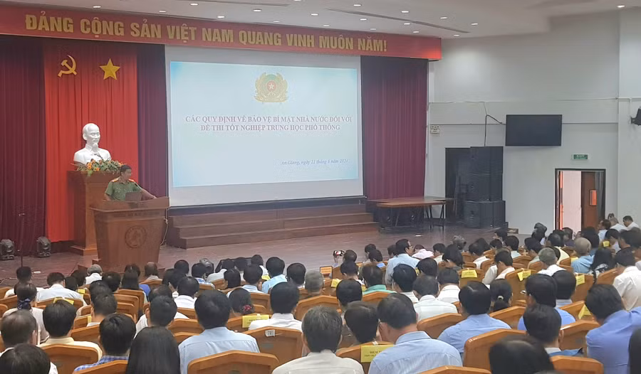 Đại diện Công an tỉnh An Giang triển khai các Quy định về bảo vệ đề thi.