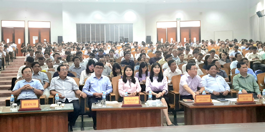 Đại biểu tham dự Hội nghị trực tiếp.