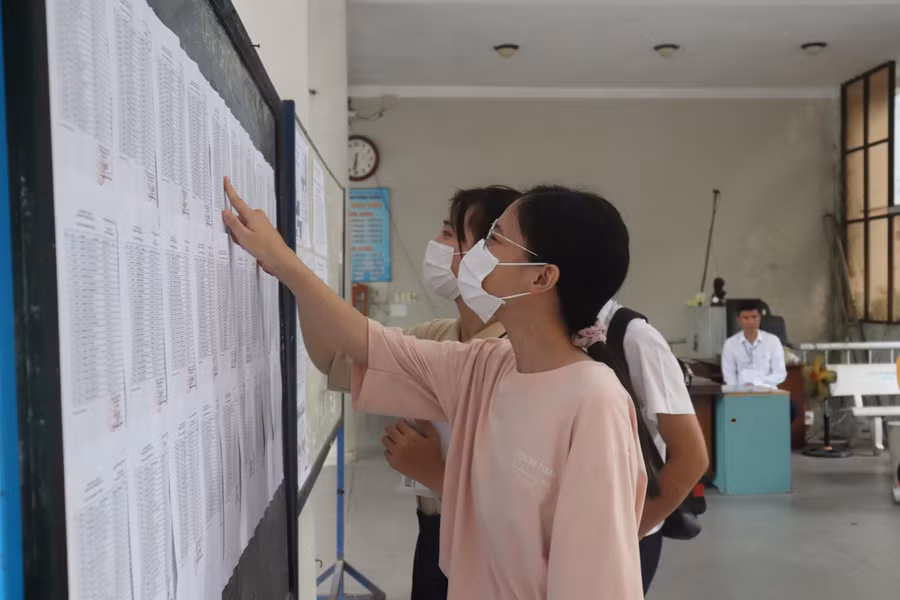 Thí sinh xem sơ đồ phòng thi tại điểm thi Trường THPT Phan Châu Trinh (Đà Nẵng) 