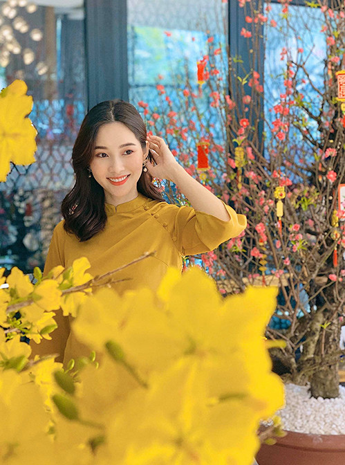 Hoa hậu Đặng Thu Thảo khoe sắc trong thiết kế áo dài tay lỡ, cổ thấp phù hợp với tiết trời nắng ấm phương Nam.