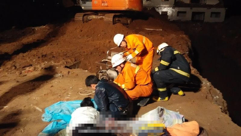 Trung Quốc: Hiện trường vụ giải cứu bé trai rơi xuống giếng sâu 30m ảnh 12 Trung Quốc: Hiện trường vụ giải cứu bé trai rơi xuống giếng sâu 30m ảnh 12