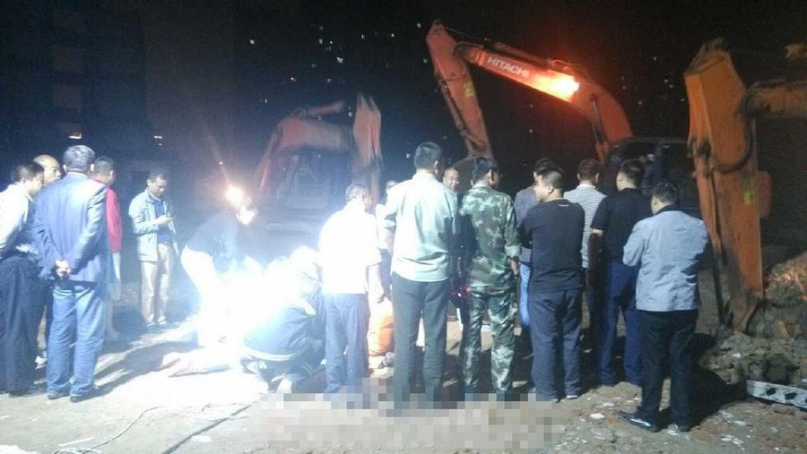 Trung Quốc: Hiện trường vụ giải cứu bé trai rơi xuống giếng sâu 30m ảnh 5 Trung Quốc: Hiện trường vụ giải cứu bé trai rơi xuống giếng sâu 30m ảnh 5